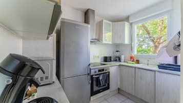 Coffee/tea maker, fridge, microwave, oven