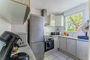 Coffee/tea maker, fridge, microwave, oven