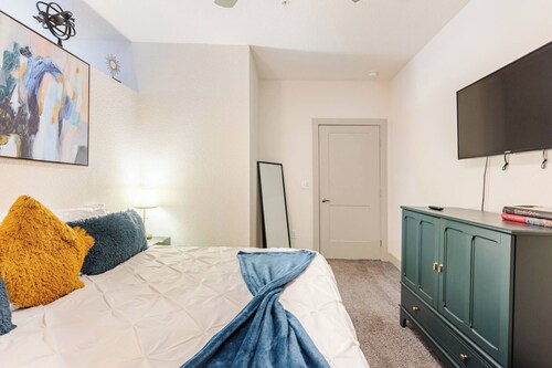 Chic Riverwalk Facing Condo Pool View Free Parking Pets Welcome