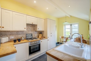 Oven, highchair, cookware/dishes/utensils - 1 Bed in Evesham (oc-55177) (Bretforton)