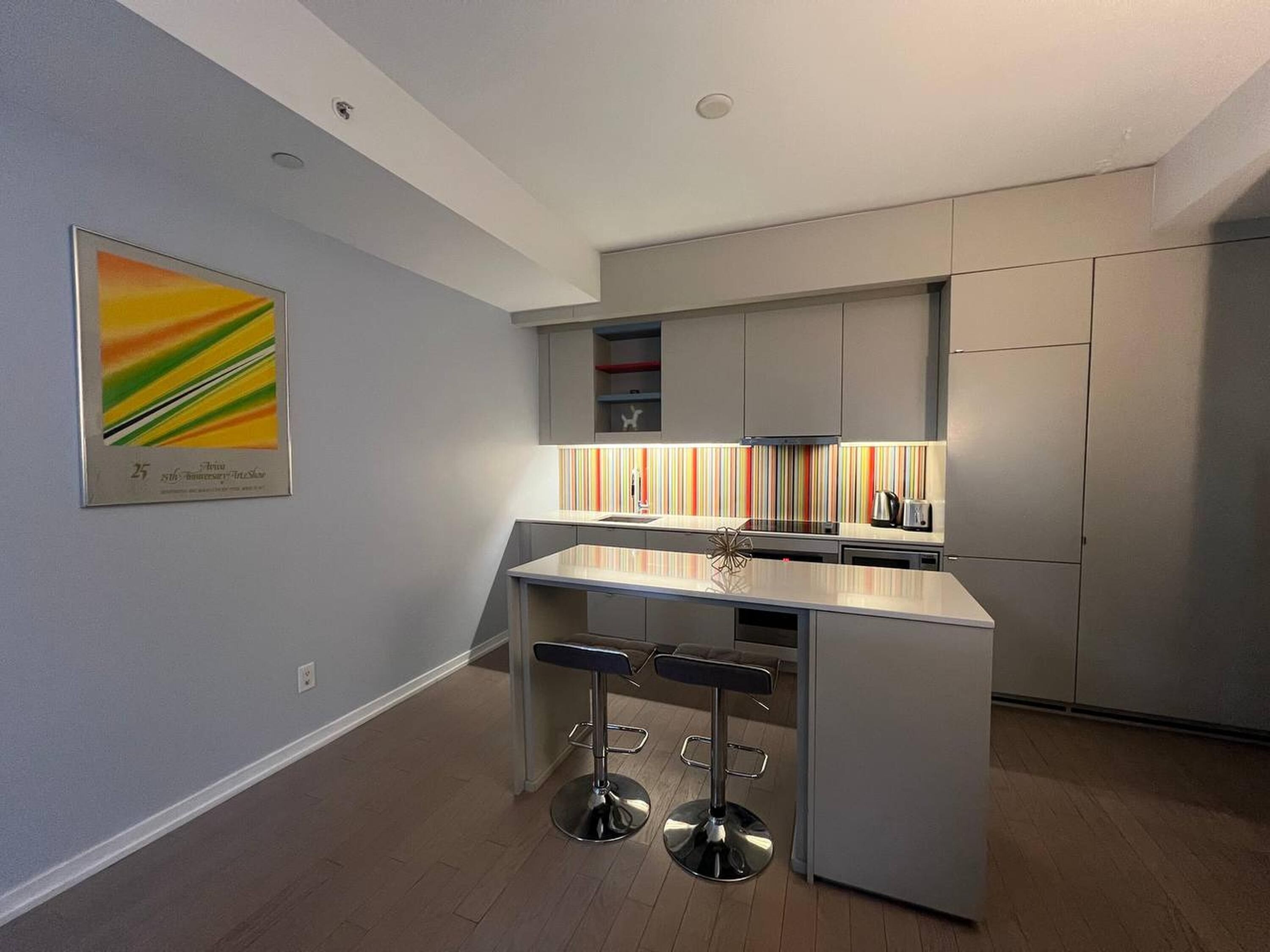 Suite | Cocina privada | Cafetera y tetera, refrigerador, microondas y horno 