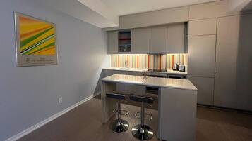 Suite | Cocina privada | Cafetera y tetera, refrigerador, microondas y horno