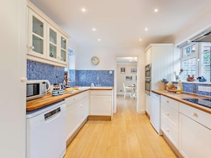 Oven, dishwasher, highchair, cookware/dishes/utensils - 2 Bed in Robertsbridge (oc-55189) (Sedlescombe)
