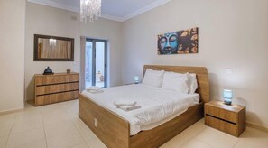 Escritorio, tabla de planchar con plancha, wifi y ropa de cama 