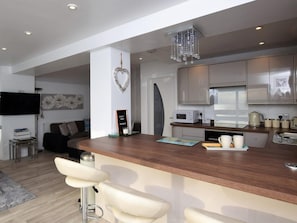 Oven, dishwasher, high chair, cookware/dishes/utensils - 2 Bed in Pevensey (oc-55355) (Pevensey Bay)