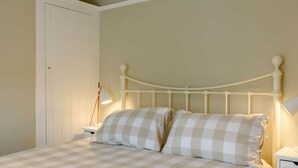 A bed with a checkered bedspread, a white headboard, and bedside lamps. - 1 Bed in Eastbourne (oc-ehc45) (Eastbourne)