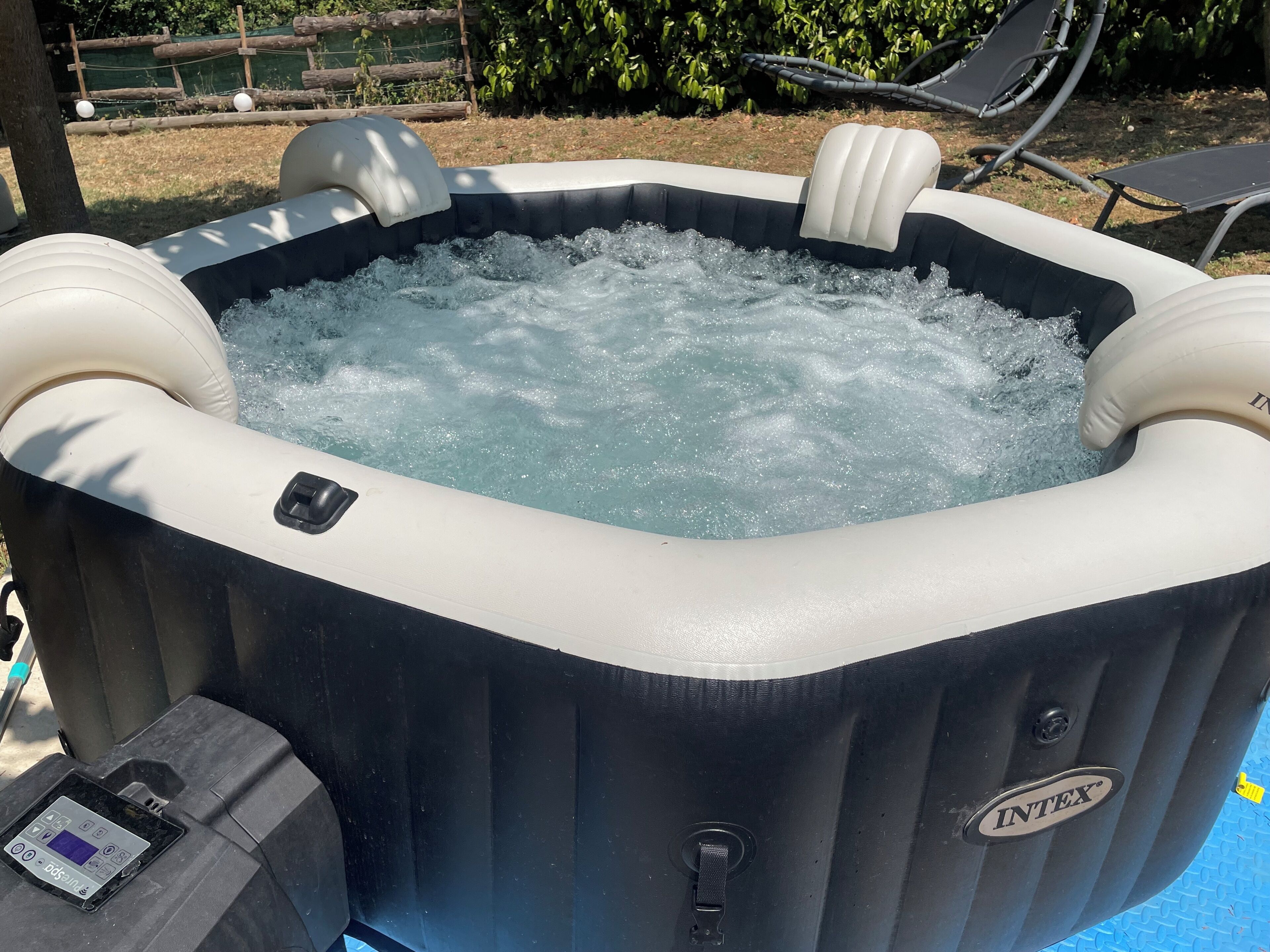 Un jacuzzi con panel de control y etiqueta de marca.
