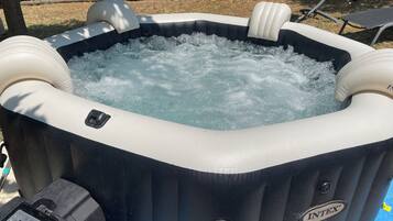 Un jacuzzi con panel de control y etiqueta de marca.