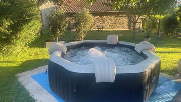Bañera de hidromasaje al aire libre