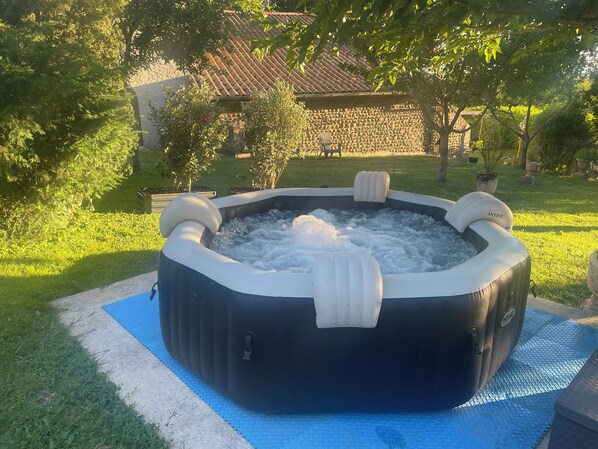 Bồn tắm spa ngoài trời