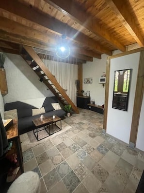Comfort-Zimmer, Gartenblick | Wohnbereich | 80-Zoll-Flachbildfernseher mit Digitalempfang