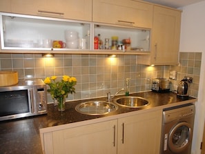 Oven, high chair, cookware/dishes/utensils - 2 Bed in Eastbourne (oc-ehc14) (Eastbourne)