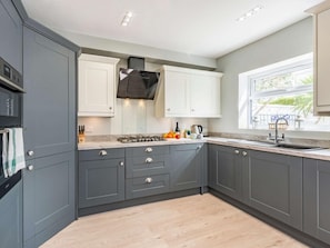 Oven, dishwasher, highchair, cookware/dishes/utensils - 3 Bed in Eastbourne (oc-ehc01) (Eastbourne)
