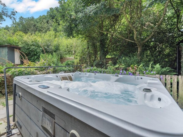 Outdoor spa tub - 3 Bed in Lampeter (oc-55308) (Ciliau Aeron)