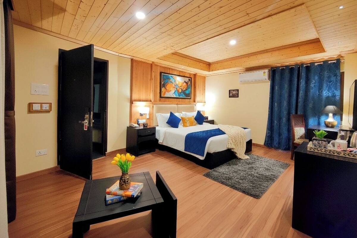 Luxury Double Room, Balcony, Mountain View | Desk, laptop workspace, free WiFi