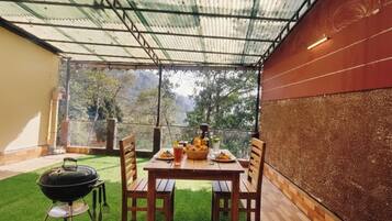 Superior studio, balkon, uitzicht op bergen | Buiten dineren