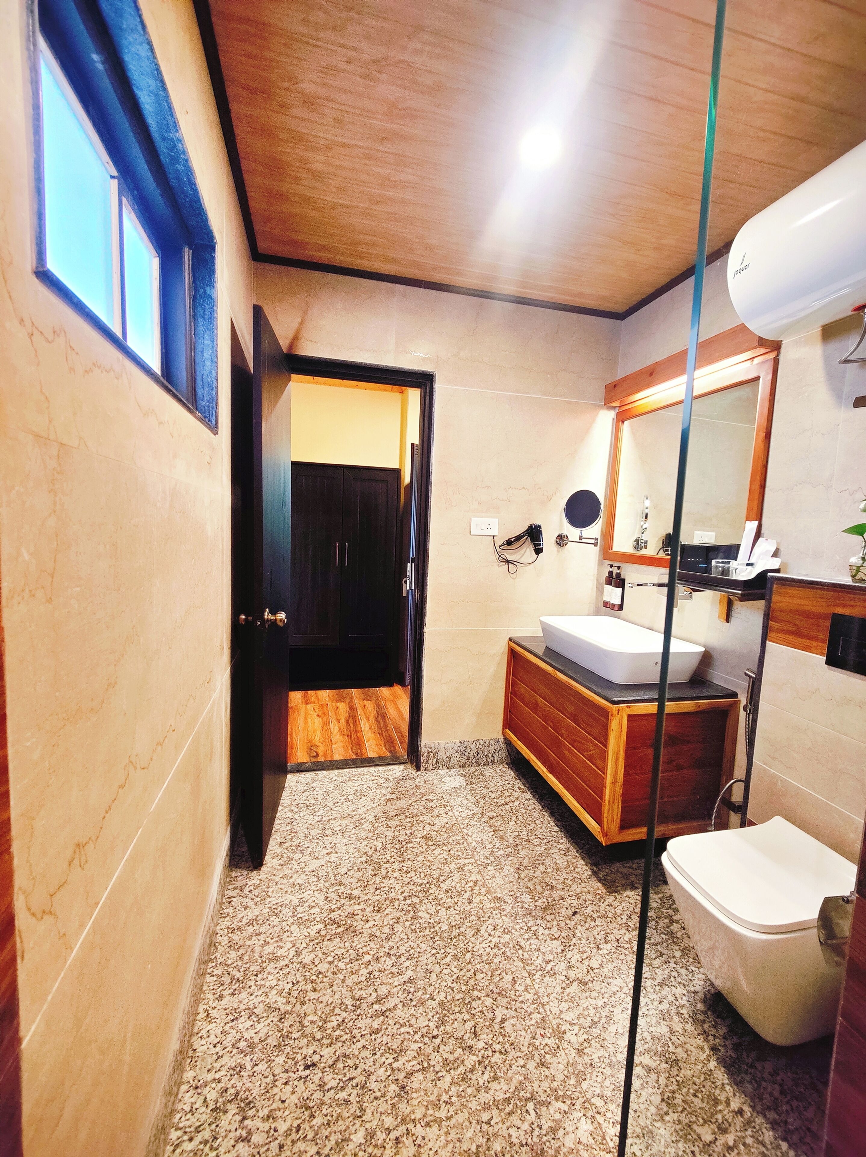 Superior studio, balkon, uitzicht op bergen | Badkamer | Een douche, een haardroger, handdoeken, zeep