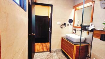 Superior studio, balkon, uitzicht op bergen | Badkamer | Een douche, een haardroger, handdoeken, zeep