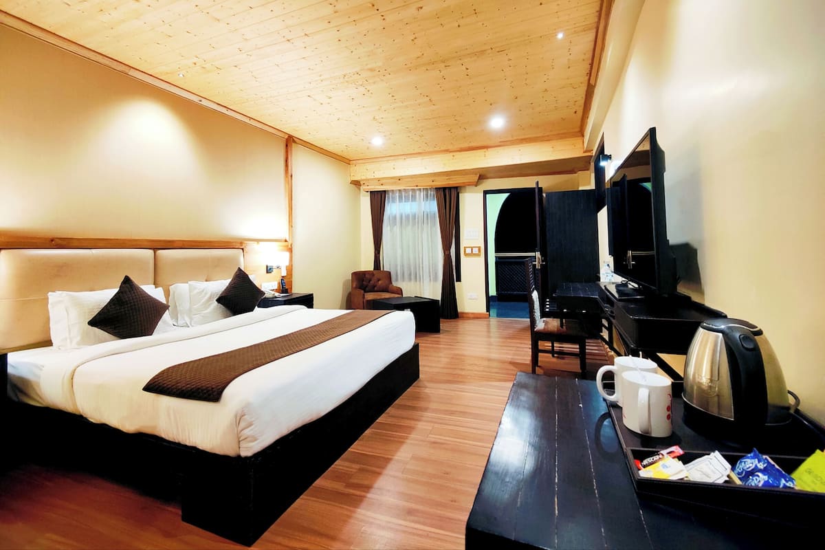 Deluxe Double Room, Mountain View | Desk, laptop workspace, free WiFi