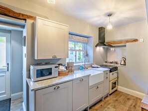 Oven, dishwasher, cookware/dishes/utensils - 1 Bed in Harrogate (oc-55731) (Harrogate)