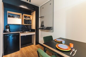 Chambre Double, 1 grand lit, accessible aux personnes à mobilité réduite | Coin séjour