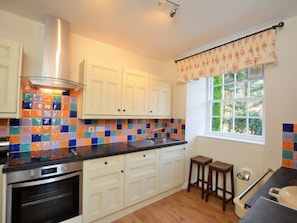Oven, dishwasher, highchair, cookware/dishes/utensils - 3 Bed in Trefriw (oc-55655) (Dolgarrog)