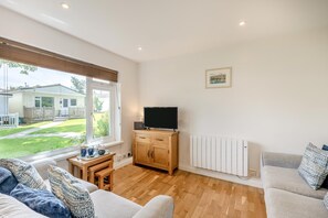 TV - 2 Bed in Brixham (oc-bx081) (Brixham)