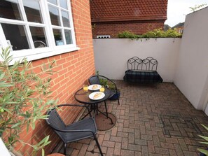 Outdoor dining - 1 Bed in Eastbourne (oc-ehc29) (Eastbourne)