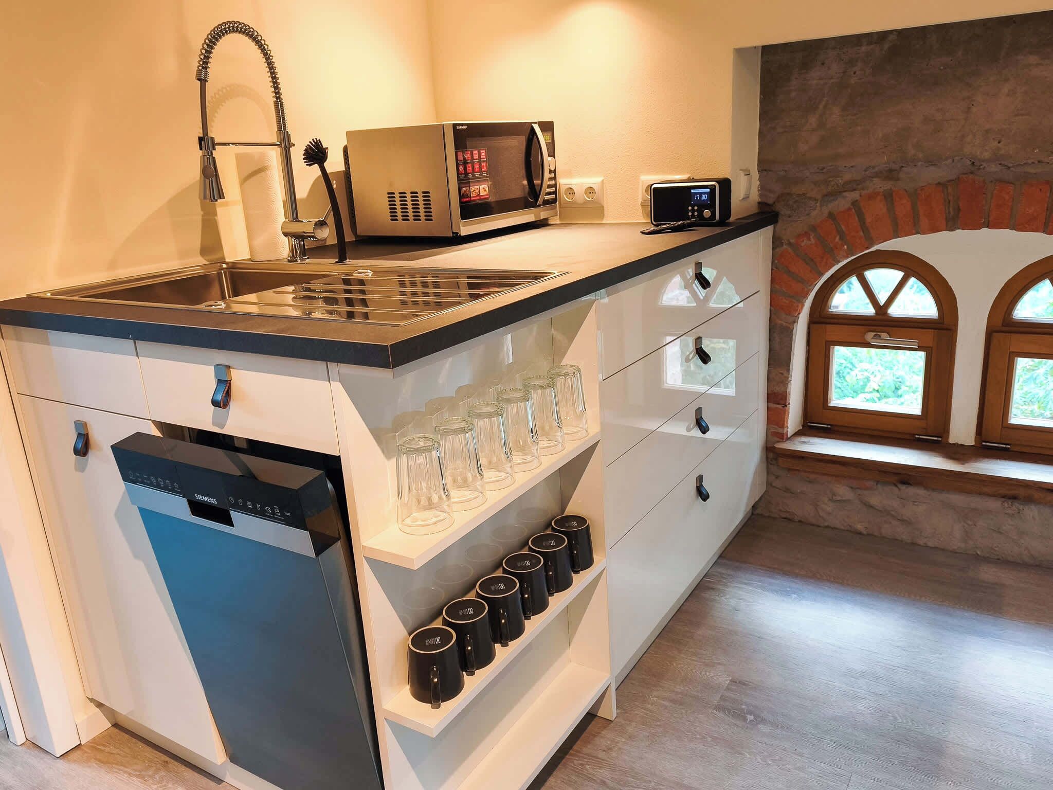 Een koffiezetapparaat/waterkoker, een oven, een kookplaat