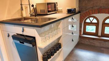 Een koffiezetapparaat/waterkoker, een oven, een kookplaat