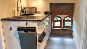 Coffee/tea maker, oven, stovetop, dishwasher