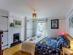 Travel cot, free WiFi, bed sheets - 3 Bed in Whitstable (oc-wcc12) (Whitstable)