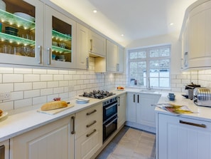 Microwave, oven, dishwasher, high chair - 3 Bed in Whitstable (oc-wcc12) (Whitstable)