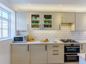 Microwave, oven, dishwasher, high chair - 3 Bed in Whitstable (oc-wcc12) (Whitstable)