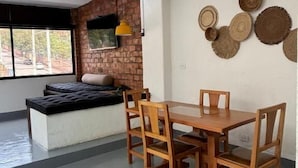 Un comedor con pared de ladrillo, una mesa y sillas.
