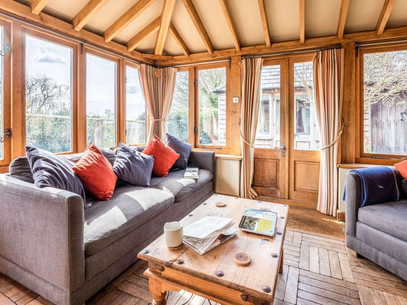 Une pièce chaleureuse avec un canapé, une table basse et un plancher en bois.