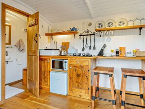 Oven, cookware/dishes/utensils - 1 Bed in Llanidloes (oc-56492) (Llanidloes Without)