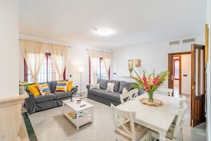 TV, fireplace - Cubo's Los Naranjos Rural House / Private pool / Air conditioning / BBQ / Free Wi-Fi (Coín)
