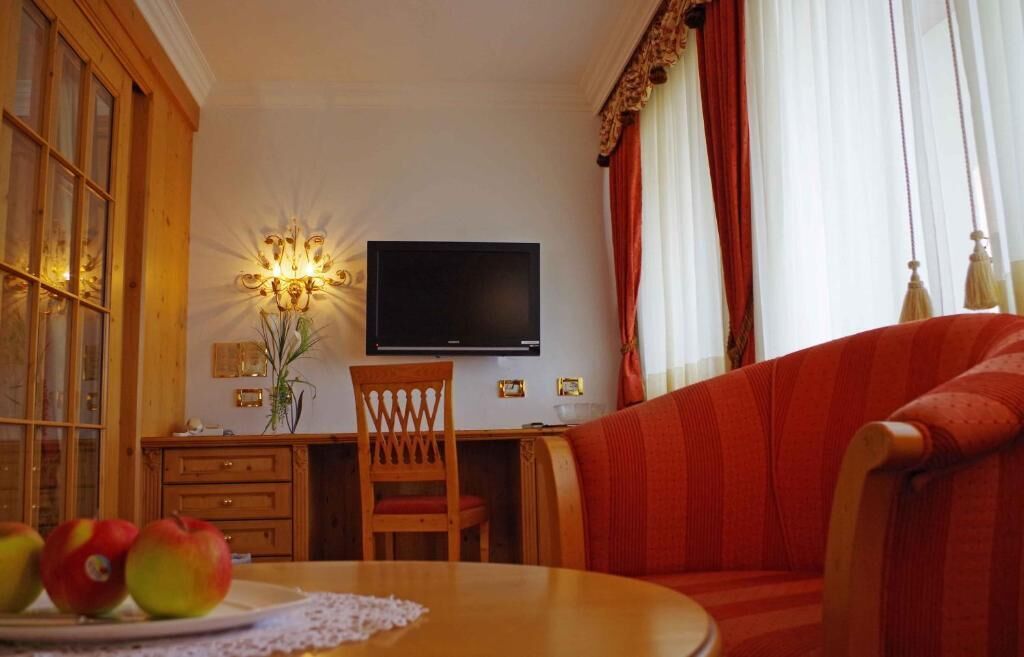 Suite Junior, balcone, vista giardino | Area soggiorno | TV a schermo piatto 42 pollici con canali satellitari