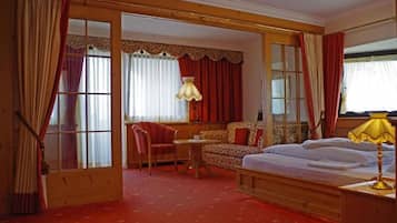 Junior-Suite, Balkon, Gartenblick | Hochwertige Bettwaren, Minibar, Zimmersafe, Verdunkelungsvorhänge