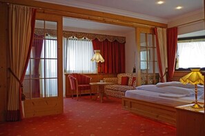Suite junior, balcón, vista al jardín | Ropa de cama de alta calidad y minibar 