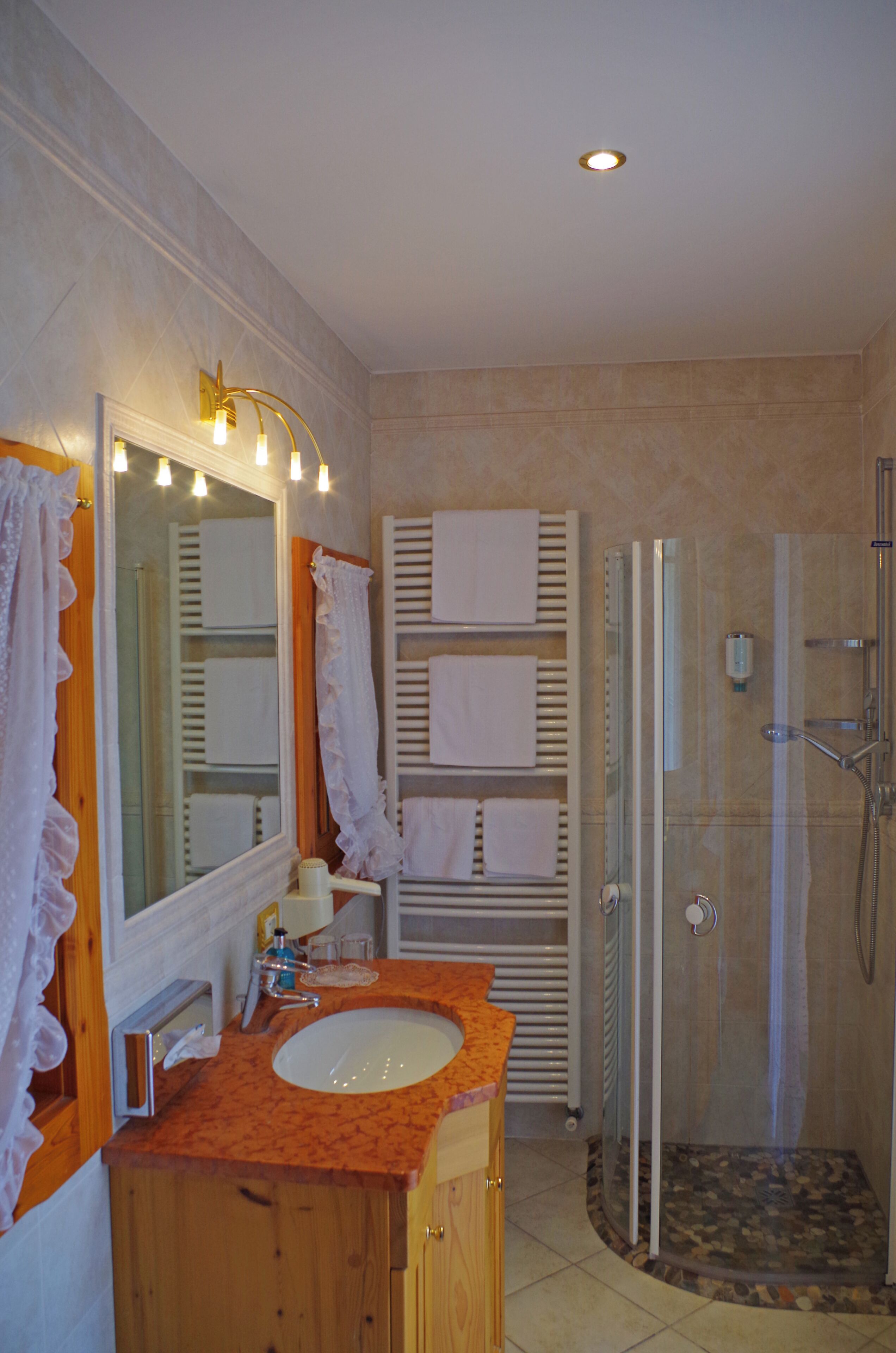 Junior suite, balkon, uitzicht op tuin | Badkamer
