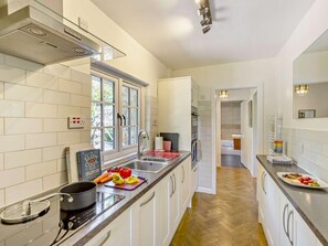 Oven, dishwasher, high chair, cookware/dishes/utensils - 2 Bed in Caernarfon (oc-56989) (Clynnog-fawr)