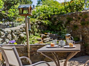 Outdoor dining - 2 Bed in Caernarfon (oc-56989) (Clynnog-fawr)