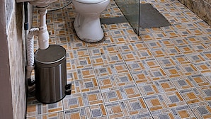 Ein Badezimmer mit Toilette, Waschbecken und Dusche.