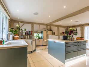 Oven, dishwasher, high chair, cookware/dishes/utensils - 6 Bed in Lymington (oc-56765) (Boldre)