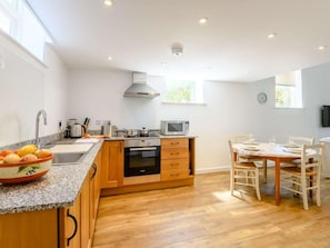Oven, dishwasher, high chair, cookware/dishes/utensils - 2 Bed in Fordingbridge (oc-56823) (Woodgreen)