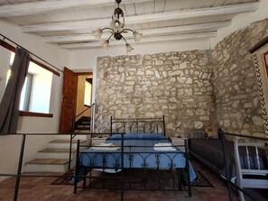 Interior - The historic Sicilian farmhouse nestled amid 7 hectares of organic olive groves (Sicilia)