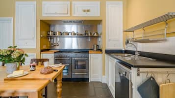 Oven, dishwasher, cookware/dishes/utensils