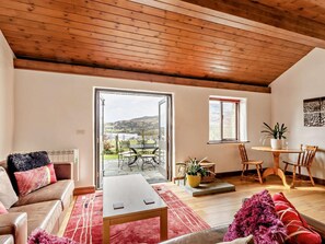 TV, fireplace - 5 Bed in Coniston (oc-lcc28) (Coniston)